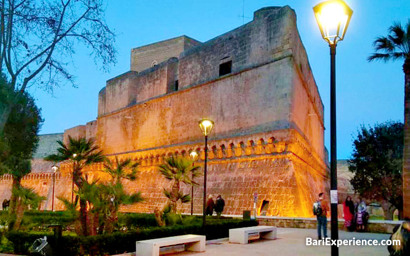 El castillo normando de Suabia de Bari iluminado