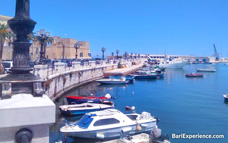 Pier am Meer in Bari, Apulien