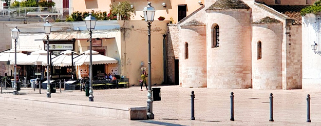  Vers la vieille ville : Piazza del Ferrarese