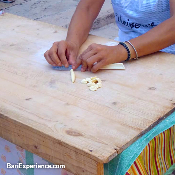 Las señoras preparan orecchiette en el viejo Bari