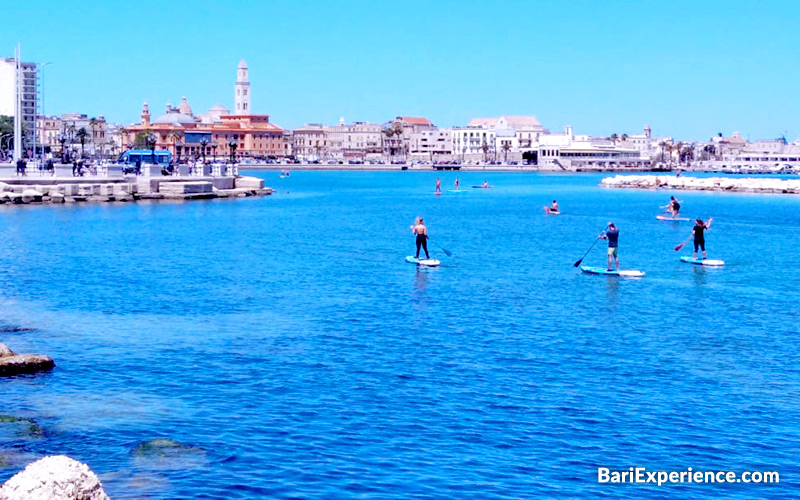 SUP an der Küste von Bari