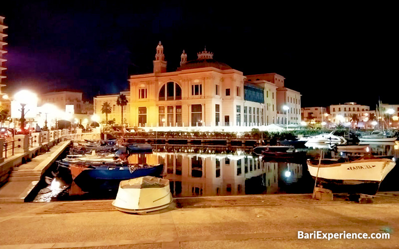 Margherita Theater van Bari verlicht