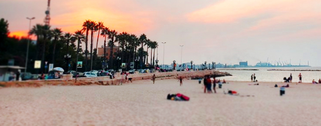  De zonsondergang vanaf het strand van Bari