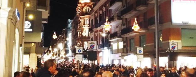  Ver el centro de Bari durante el periodo navideño.