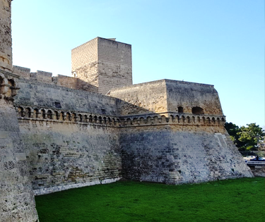 Castello Svevo eröffnet Beitrag Covid