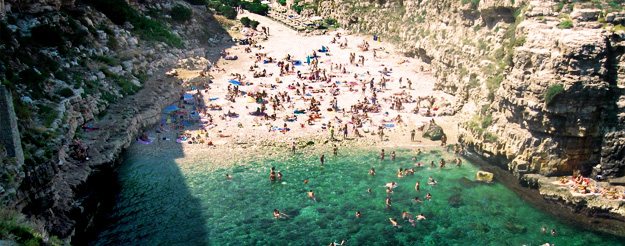  Nella caletta di Polignano a Mare