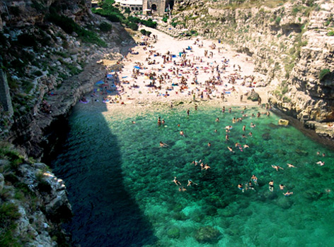 Tengeri strandok Puglia Polignano Lama Monachile