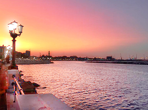 Erleben Sie den Sonnenuntergang an der Küste von Bari