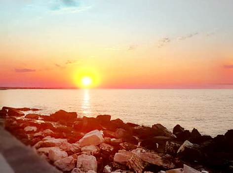 Puesta de sol desde el paseo marítimo de Bari Puglia