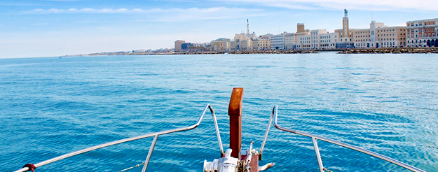  Bari vom Meer aus: Bootstour mit einem köstlichen apulischen Aperitif