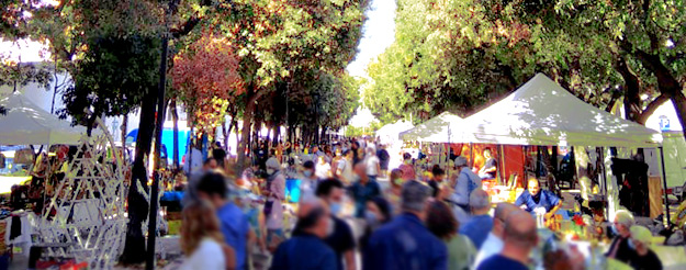  De tweedehands- en verzamelobjectenmarkt op Piazza Massari