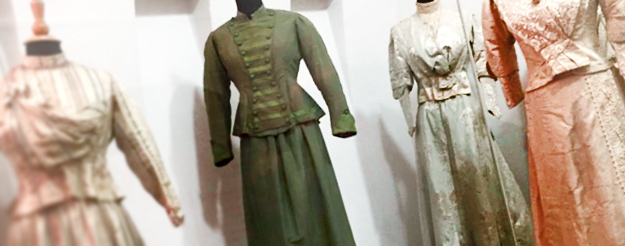  De tentoonstelling van historische Apulische kleding arriveert in het Castello Svevo