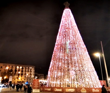 Navidad en las luces del paseo marítimo de Bari