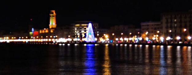  El gigantesco árbol de Navidad en el paseo marítimo de Bari