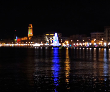 Árbol de Navidad frente al mar de Bari