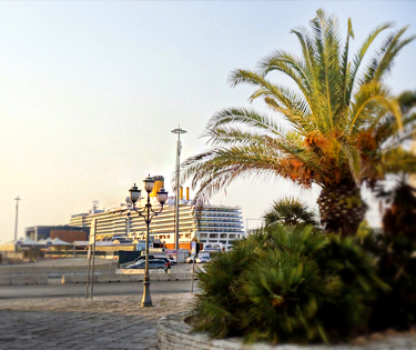 Ferris de cruceros del puerto de Bari