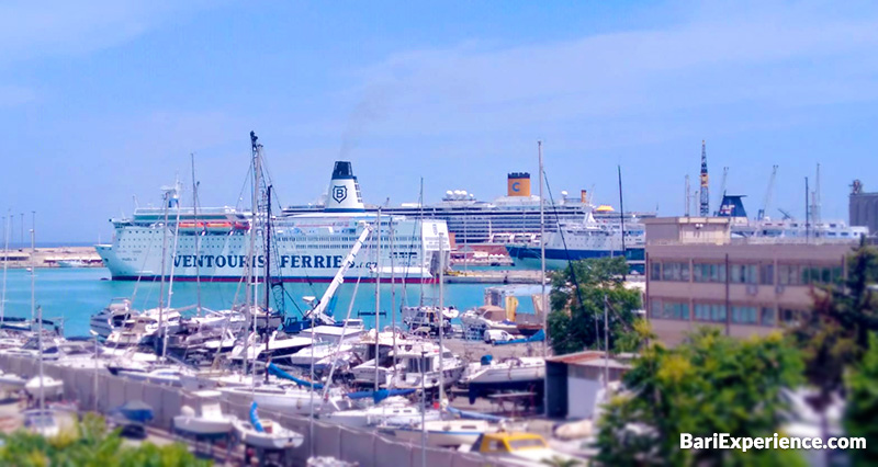 Llegar a Bari en barco hasta el puerto.