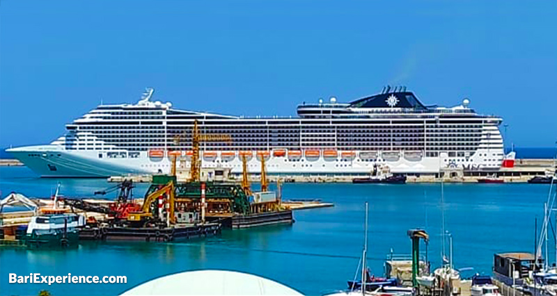 Cruiseveerboten naar de haven van Bari