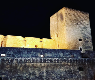 Besuchen Sie die Schwäbische Burg und die Höhlen von Castellana Bari