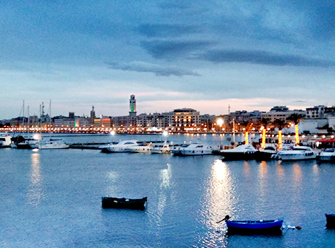 Mirador frente al mar de Bari por la noche