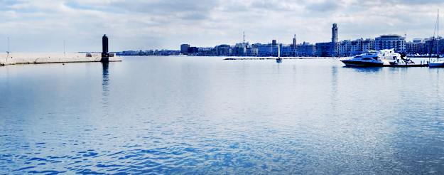  A strategic point to immortalize the entire Bari seafront