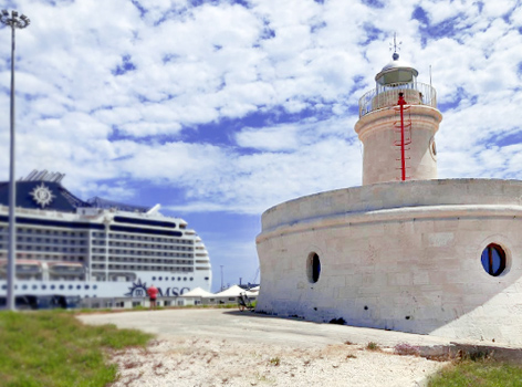 Charakteristischer Bourbon-Leuchtturm Bari Apulien