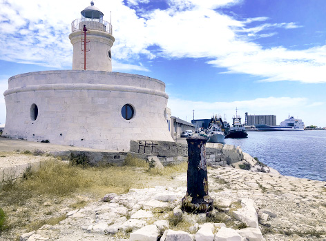 Visita el faro de Borbón Porto Bari