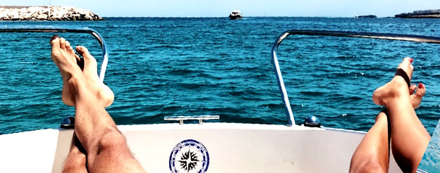  Baño, cuevas y aperitivo: su paseo en barco en Polignano a Mare