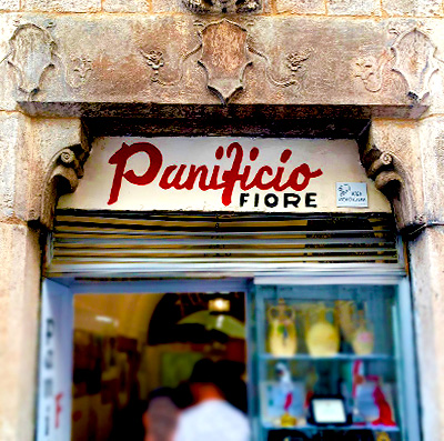 Manger de la focaccia des Pouilles dans le vieux Bari