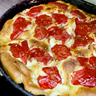 Comer focaccia de Apulia en el viejo Bari