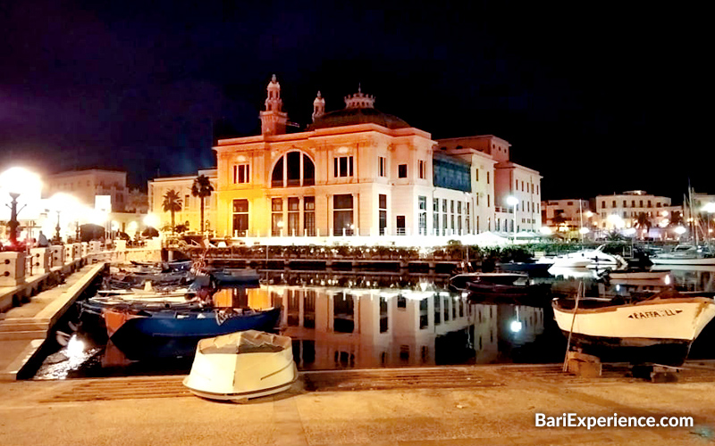 Teatro Margherita Bari iluminado por la noche