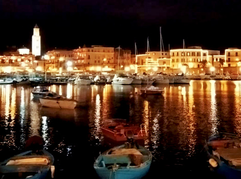 Bari-beelden in de avond en nacht