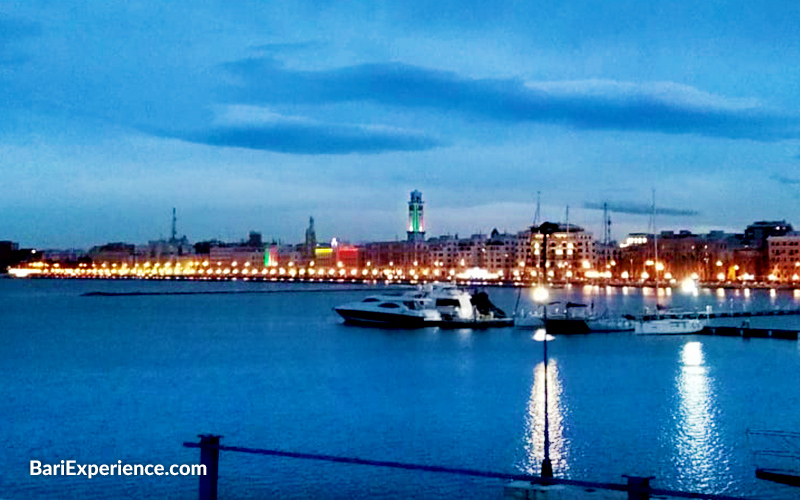 Front de mer de Bari le soir