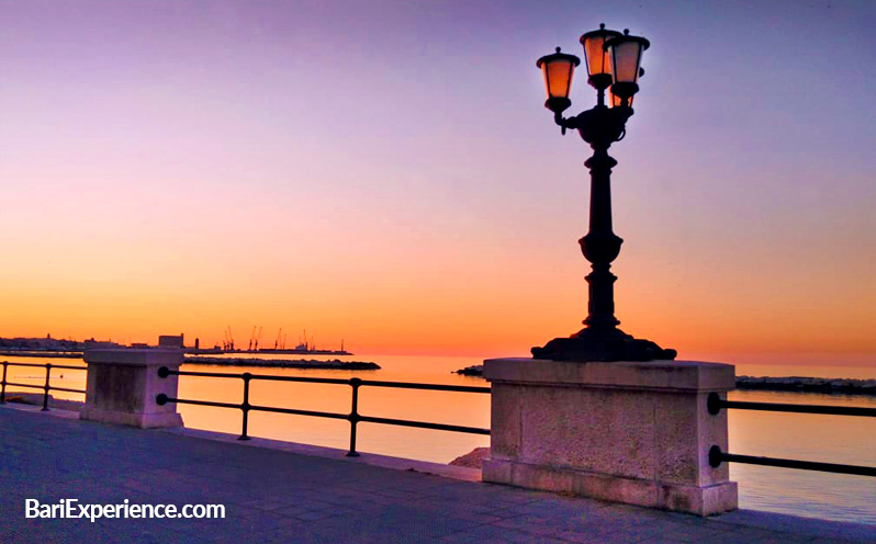 Coucher de soleil sur le front de mer de Bari la nuit