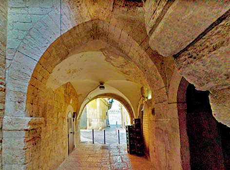 Arco de las brujas Masciàre en la antigua Bari