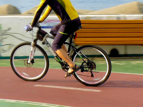 Mit dem Fahrrad auf Radwegen durch Bari reisen