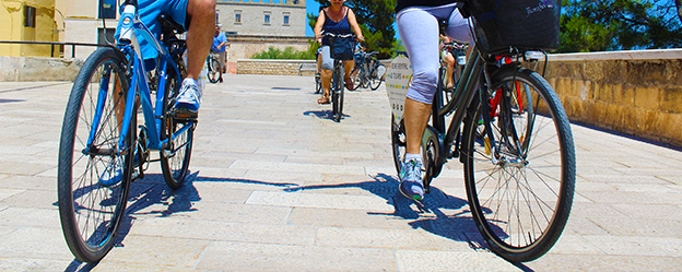  4 raisons d&#39;explorer Bari sur deux roues. Il y a même une visite ! 