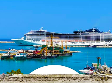 Bari ist berühmt für seinen Touristenhafen