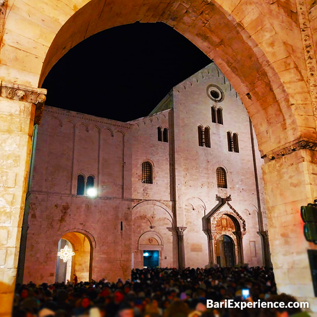 Babbo Natale sepolto a Bari