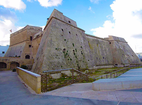 Odwiedź zamek Angevin Mola di Bari