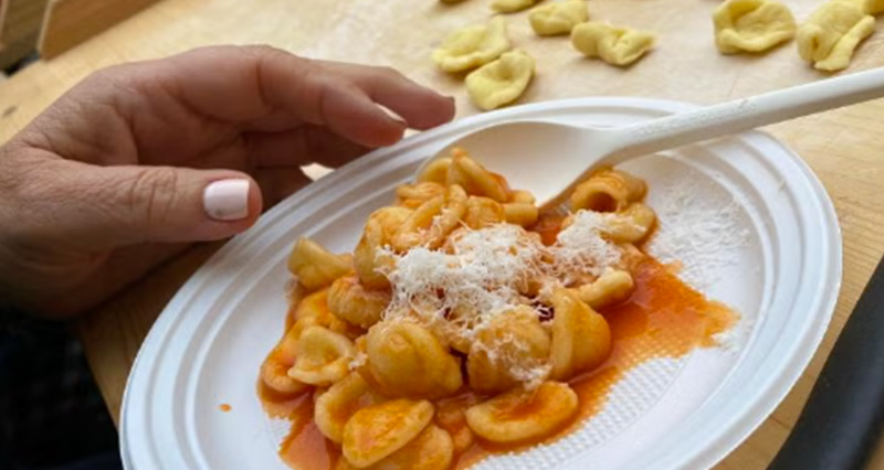 Wie man in Bari Orecchiette macht