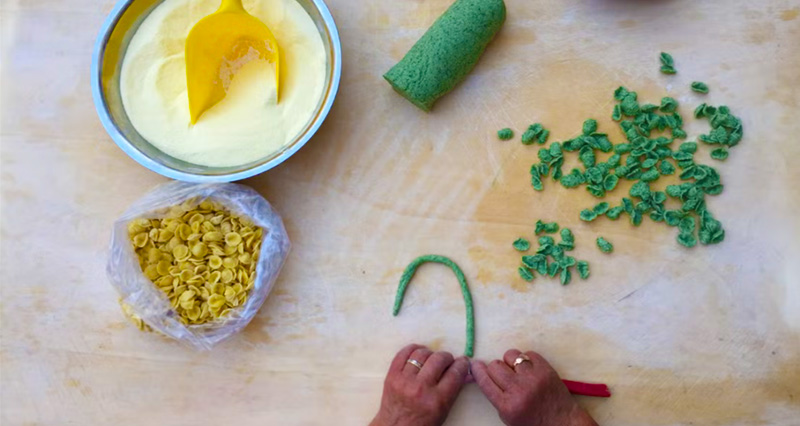 Wie man aus Bari Orecchiette macht