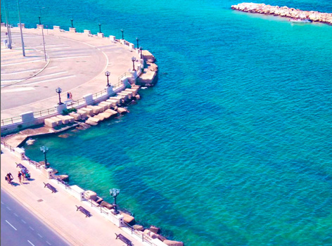 Passeggiare a piedi sul lungomare di Bari